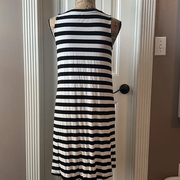 Black & White Dress - Picture 2 of 3